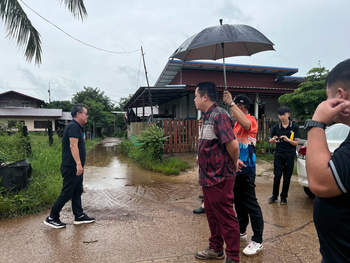 เทศบาลตำบลหนองญาติ ลงตรวจสอบพื้นที่ได้รับผลกระทบจากฝนตกหนัก
