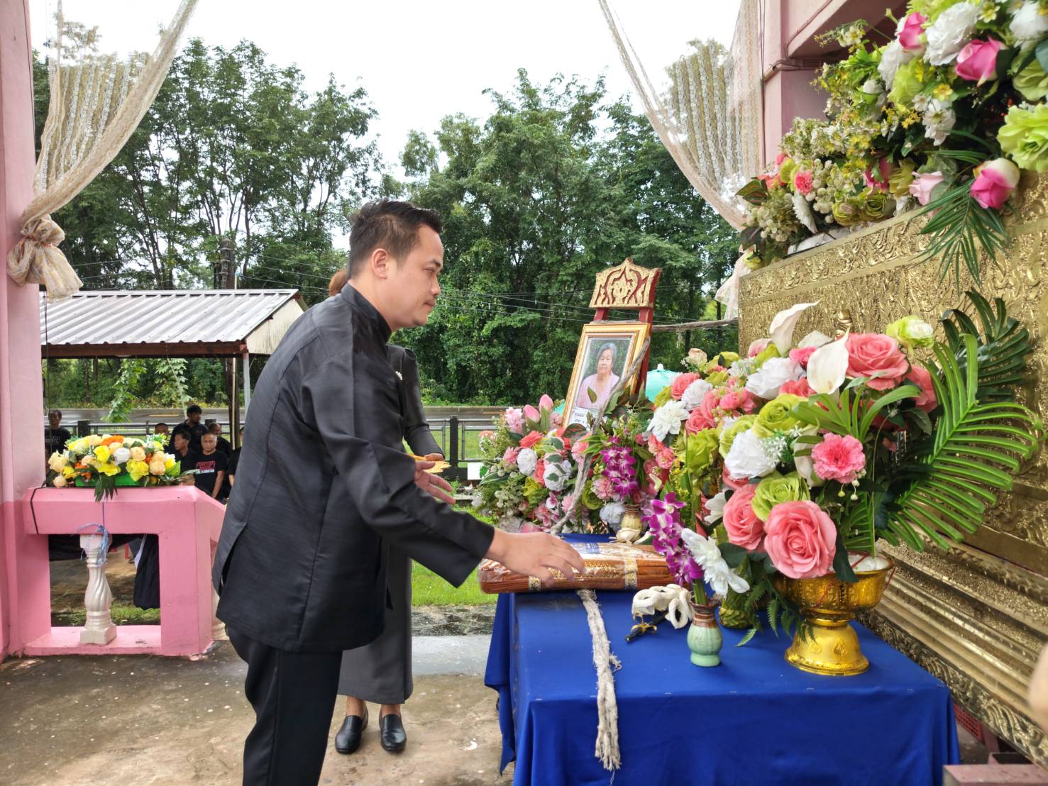 ร่วมงานฌาปนกิจศพ