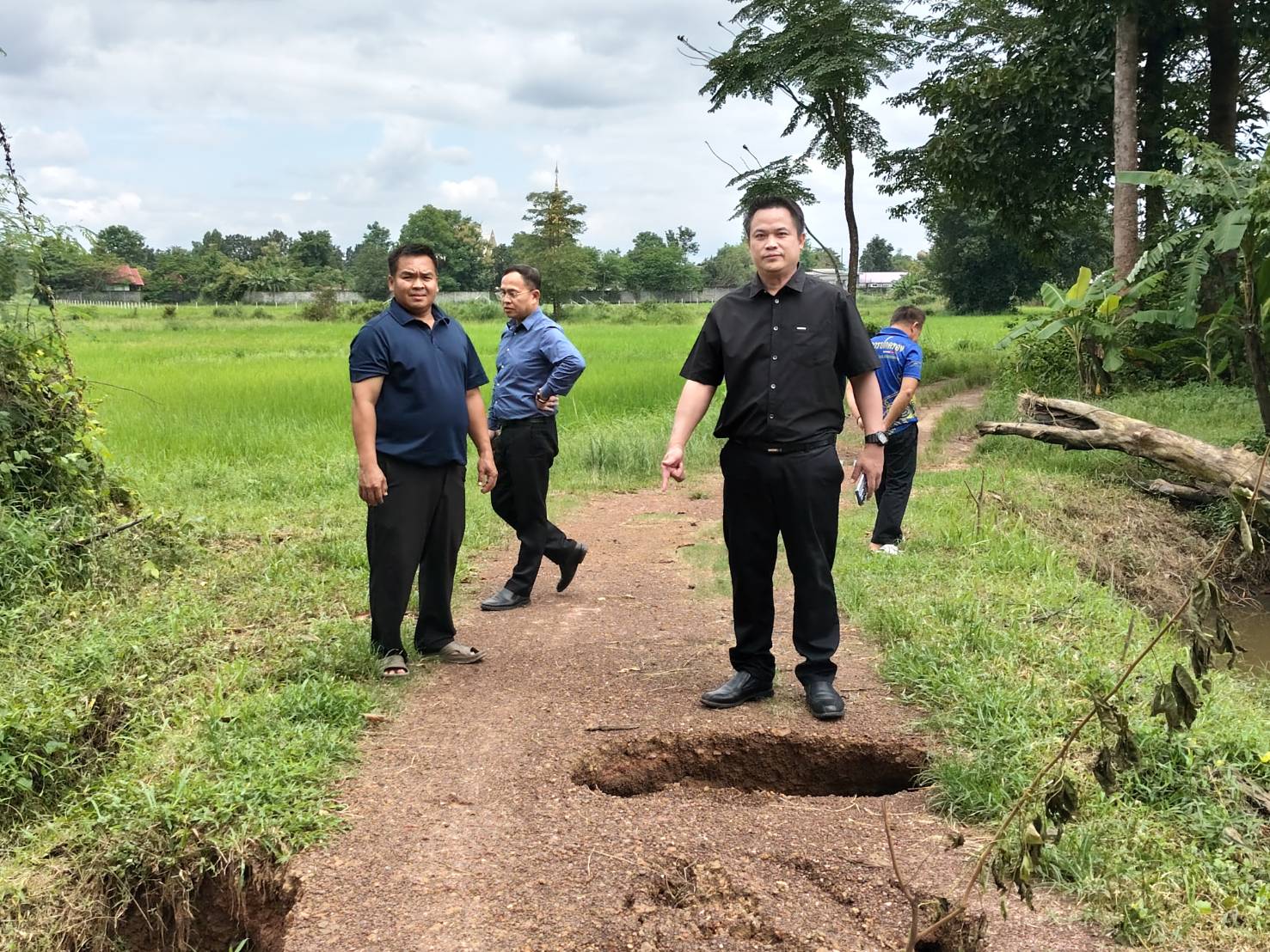เทศบาลตำบลหนองญาติ ลงตรวจสอบพื้นที่ได้รับผลกระทบจากฝนตกหนัก