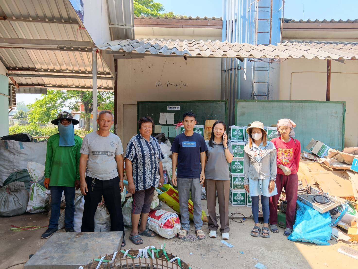 ลงพื้นที่จัดกิจกรรมซื้อ-ขายขยะ ตามโครงการธนาคารขยะ (Recycle Waste Bank) ณ หอประชุมประจำหมู่บ้าน บ้านสันเชียงใหม่ หมู่ 10 ตำบลแม่เปา