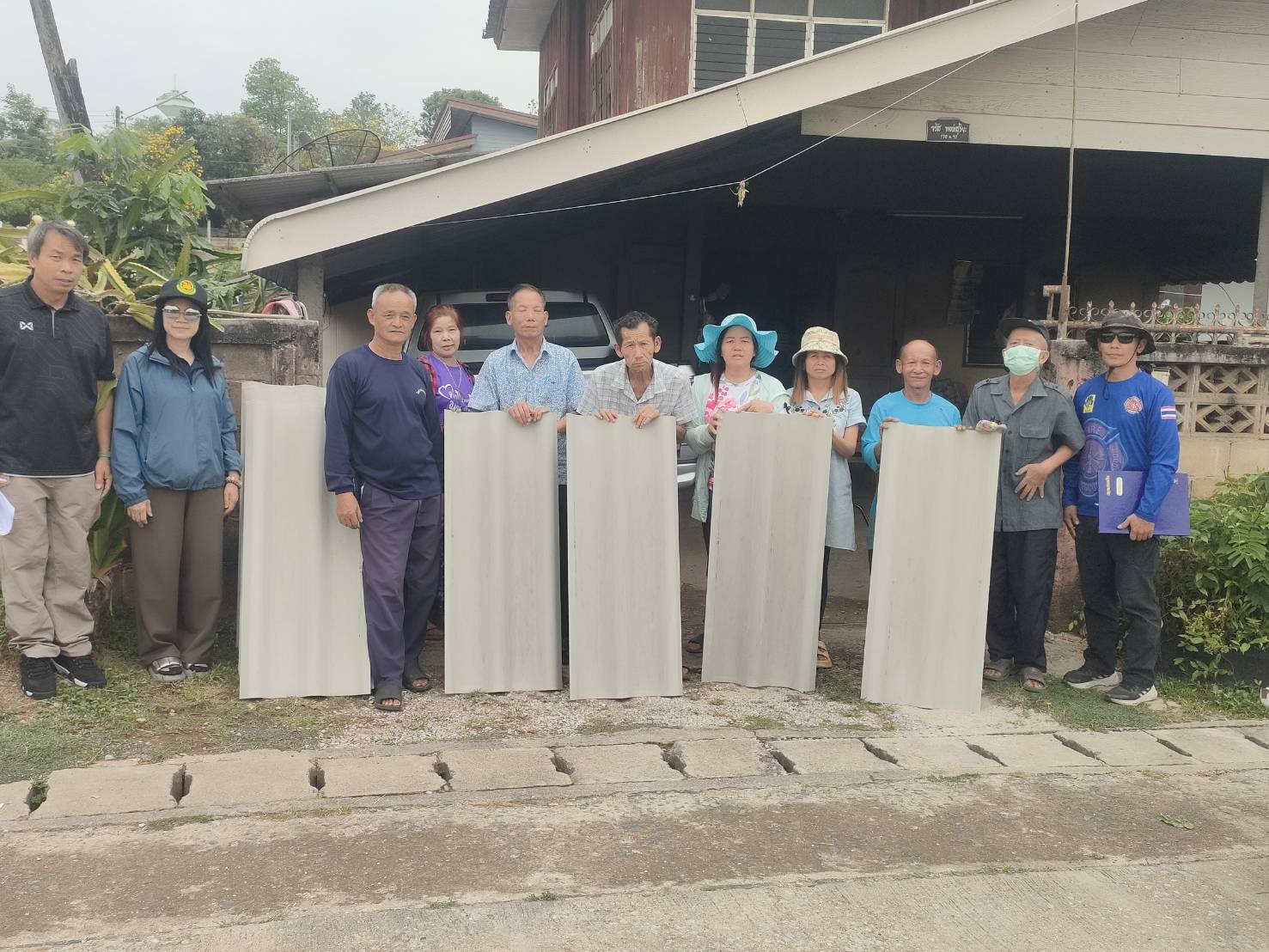 มอบกระเบื้องให้กับประชาชนผู้ที่ได้รับผลกระทบจากวาตภัย ในเขตเทศบาลตำบลพญาเม็งราย เมื่อช่วงเย็นวันที่ 28 เมษายน 2569