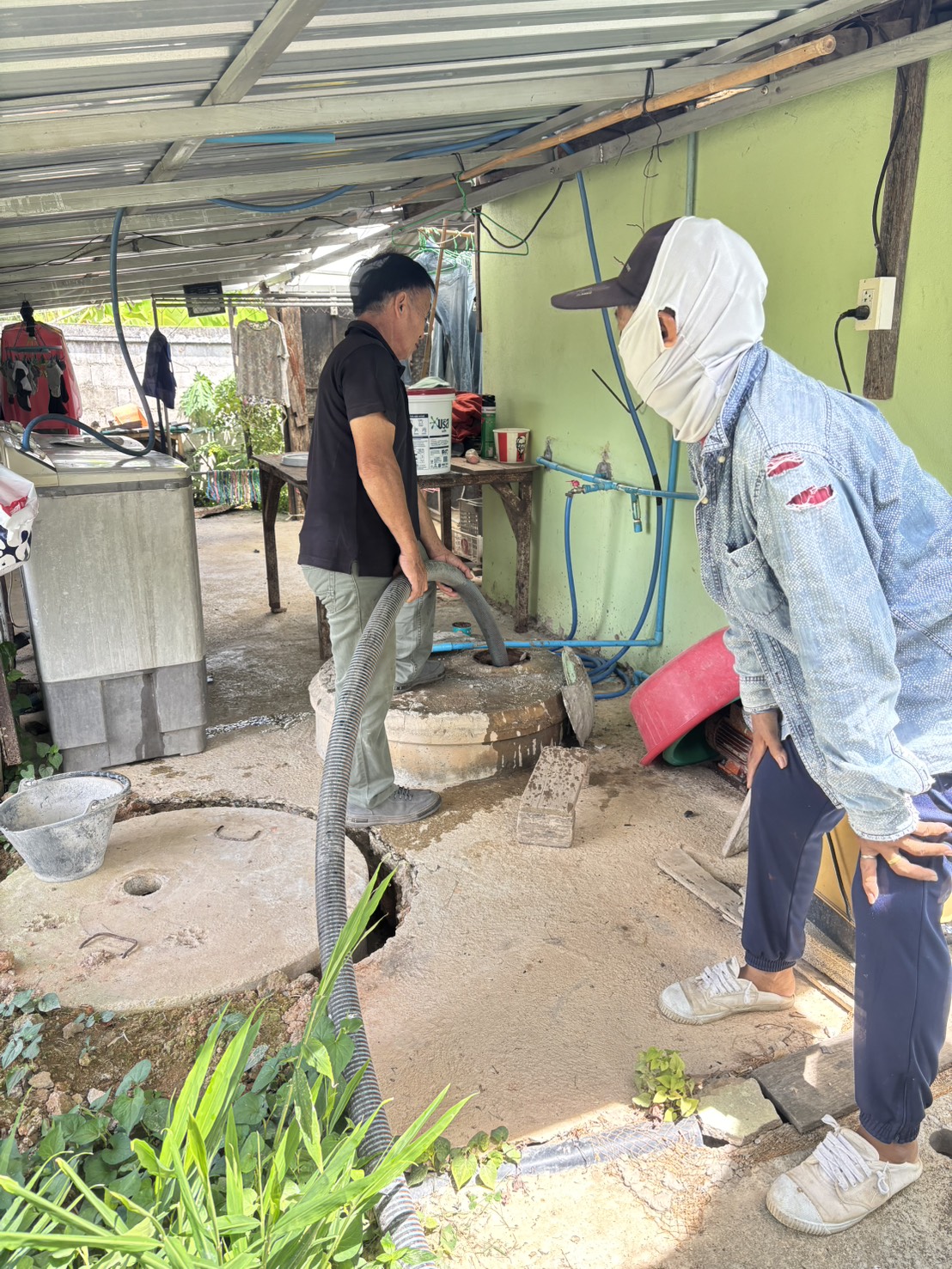 บริการดูดสิ่งปฏิกูลให้กับประชาชน บ้านสันติธรรม  หมู่ 11/บ้านเม็งราย หมู่ 10 ตำบลเม็งราย