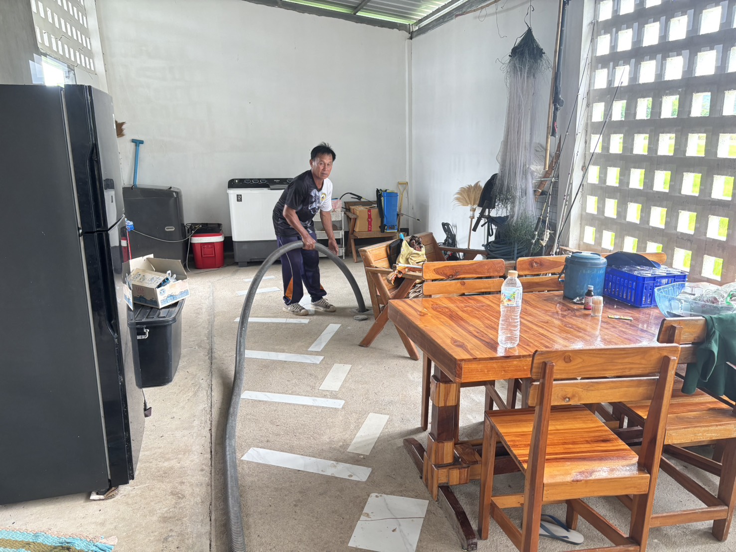 ออกให้บริการดูดสิ่งปฏิกูลให้กับประชาชน  บ้านหนองสองห้อง หมู่ 2 ตำบลเม็งราย