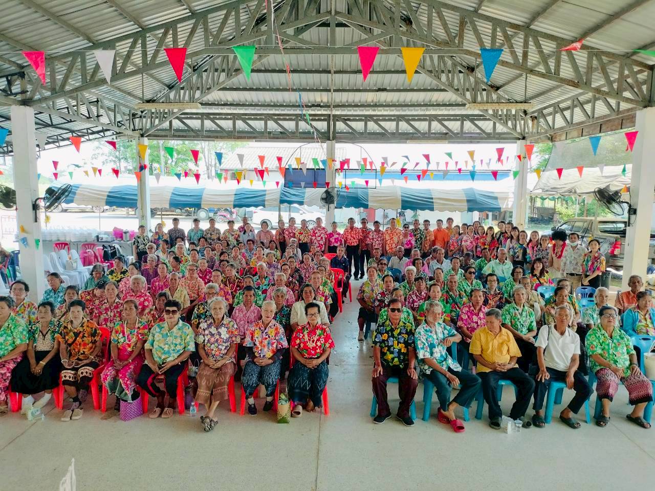 วันที่ 11  เมษายน  2569  นำโดยนายจิรศักดิ์  วิชัย  นายกเทศมนตรีตำบลเก่ากลอย พร้อมด้วยคณะผู้บริหาร สมาชิกสภาเทศบาลตำบลเก่ากลอย ปลัดเทศบาล รองปลัดเทศบาล หัวหน้าส่วนราชการ ข้าราชการ พนักงานเทศบาลตำบลเก่ากลอย ร่วมโครงการจัดกิจกรรมเนื่องในประเพณีสงกรานต์  ประ