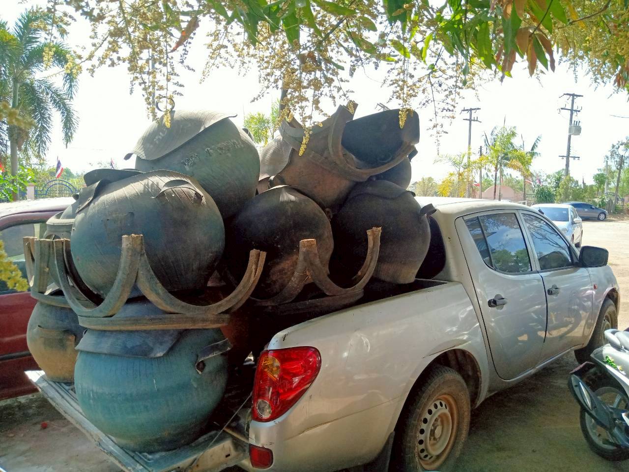 ประชาสัมพันธ์กองสาธารณสุขและสิ่งแวดล้อม ดำเนินการจัดเก็บถังขยะใบเก่าจากสมาชิกในชุมชน เพื่อนำมาทำความสะอาด ซ่อมแซม และทาสีใหม่