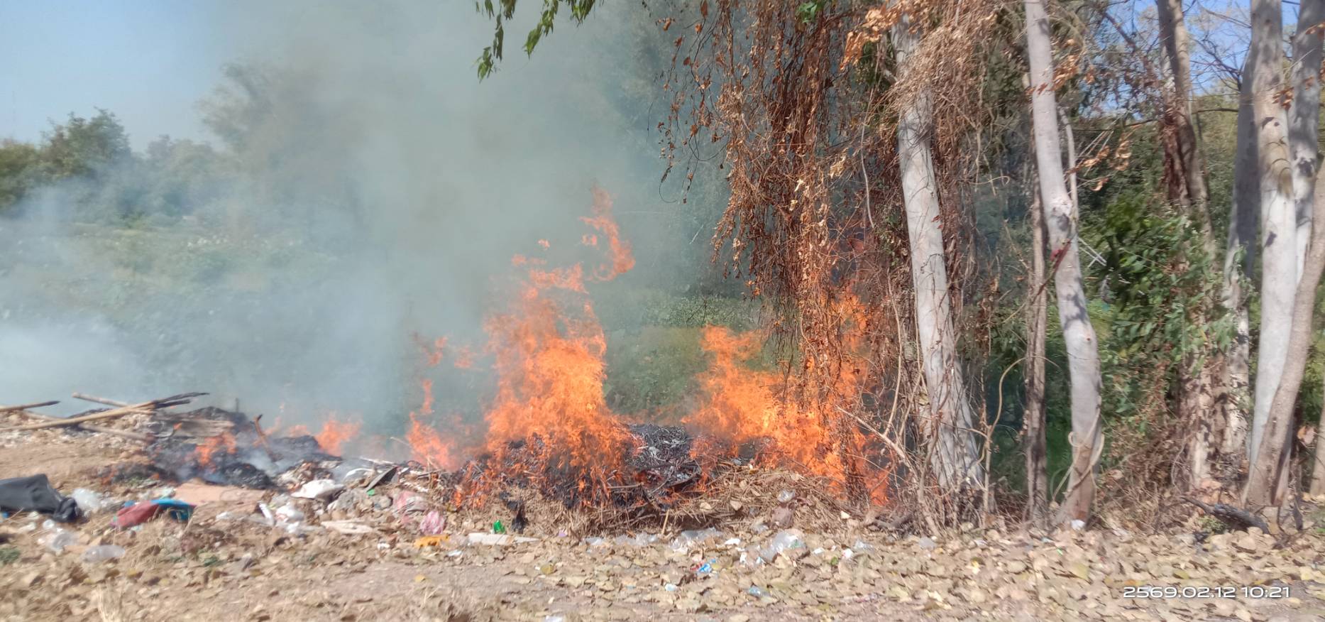 ประชาสัมพันธ์งานป้องกันและบรรเทาสาธารณภัย ลงพื้นที่เข้าช่วยเหลือ เนื่องจากมีชาวบ้านแจ้งเหตุมีคนแอบเผาไหม้ขยะ บริเวณ บ้านดอนกลางทุ่ง หมู่ที่ 9