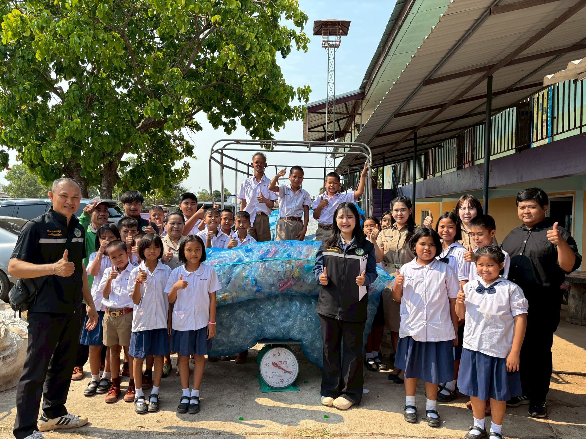 ชุมชนและโรงเรียนในเขตพื้นที่ซึ่งเป็นสมาชิกโครงการธนาคารขยะ ร่วมกันนำขยะมาขายให้กับผู้รับซื้อขยะจาก ร้านพารุ่งเรืองรีไซเคิล