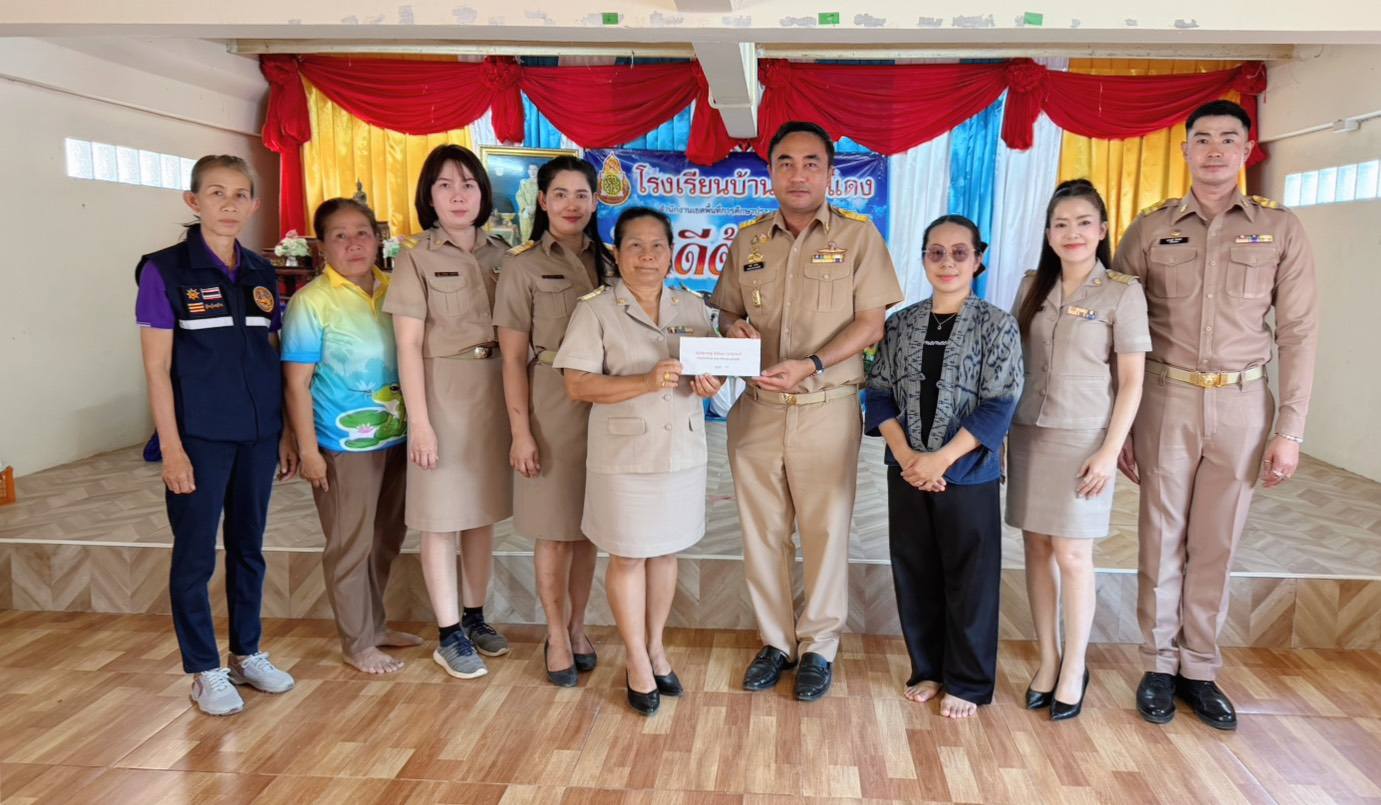 เทศบาลตำบลธาตุพนมใต้ร่วมบริจาคปรับปรุงพื้นอาคารโรงเรียนบ้านดอนแดง หมู่ที่ 8