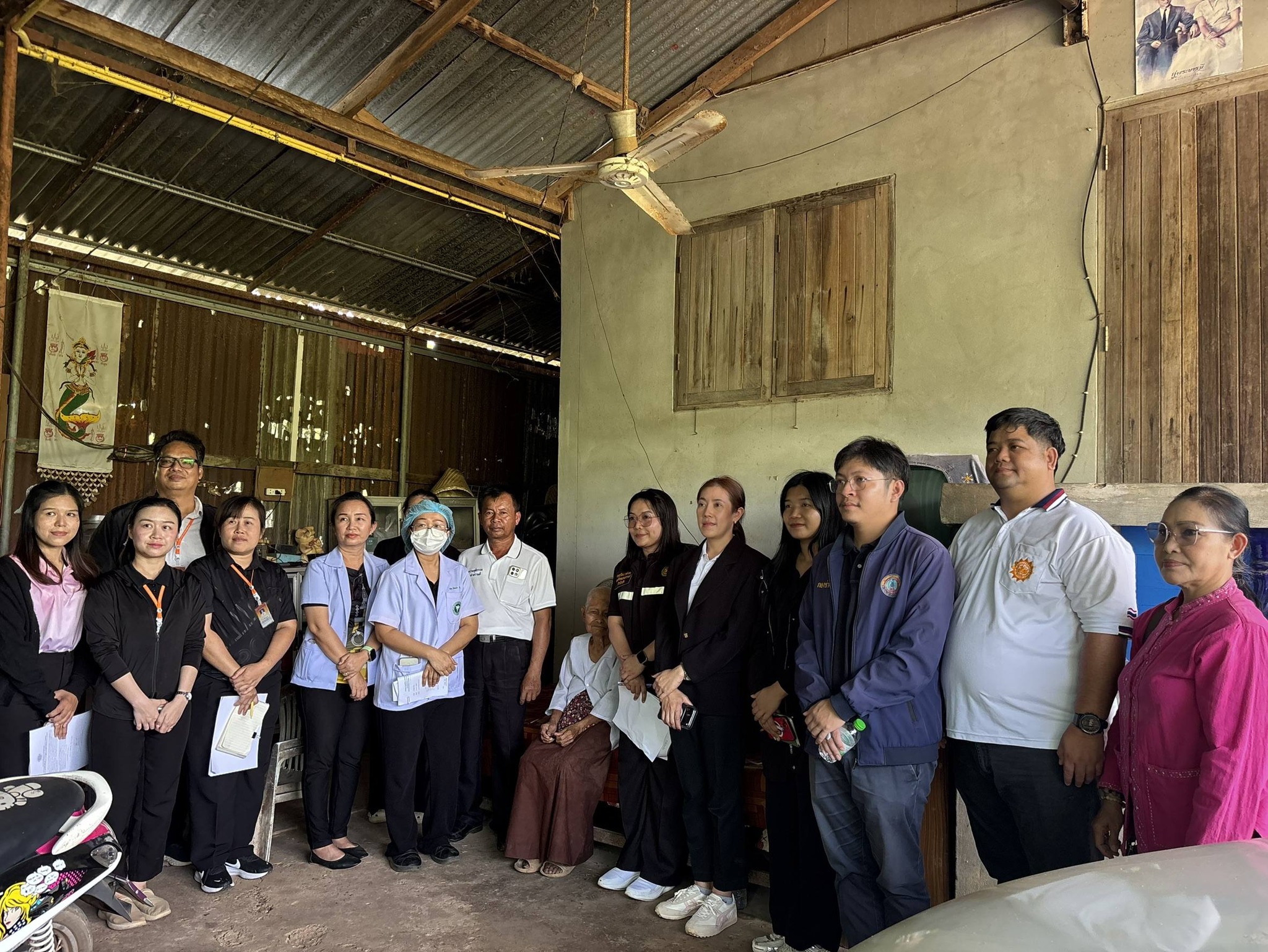 ประชาสัมพันธ์เทศบาลตำบลธาตุพนมใต้ เจ้าหน้าที่งานสวัสดิการสังคมและสังคมสงเคราะห์ เจ้าหน้าที่กองสาธารณสุขและสิ่งแวดล้อม ร่วมกับเจ้าหน้าที่กองสาธารณสุข องค์การบริหารส่วนจังหวัดนครพนม และนักกายภาพบำบัด โรงพยาบาลนครพนม ลงพื้นที่สำรวจสภาพแวดล้อมผู้สูงอายุที่จำเป็นต้องได้รับการจัดสภาพแวดล้อมหรือบริการขั้นพื้นฐานเพื่อส่งเสริมคุณภาพชีวิต
