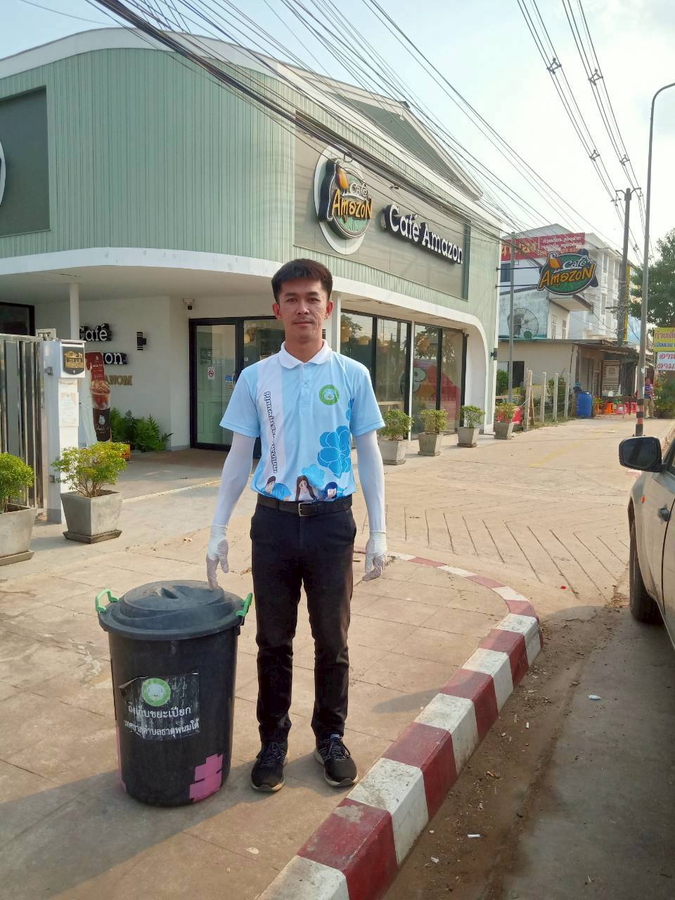 เทศบาลตำบลธาตุพนนมใต้ดำเนินการเก็บขยะเปียกภายในเขตพื้นที่ จากโรงพยาบาลสมเด็จพระยุพราชธาตุพนม ร้านค้า และชุมชน โดยการนำขยะเปียกมาไว้บริเวณถังกำจัดขยะเปียกของเทศบาลเพื่อบริหารจัดการด้านสิ่งแวดล้อมให้ถูกสุขลักษณะ