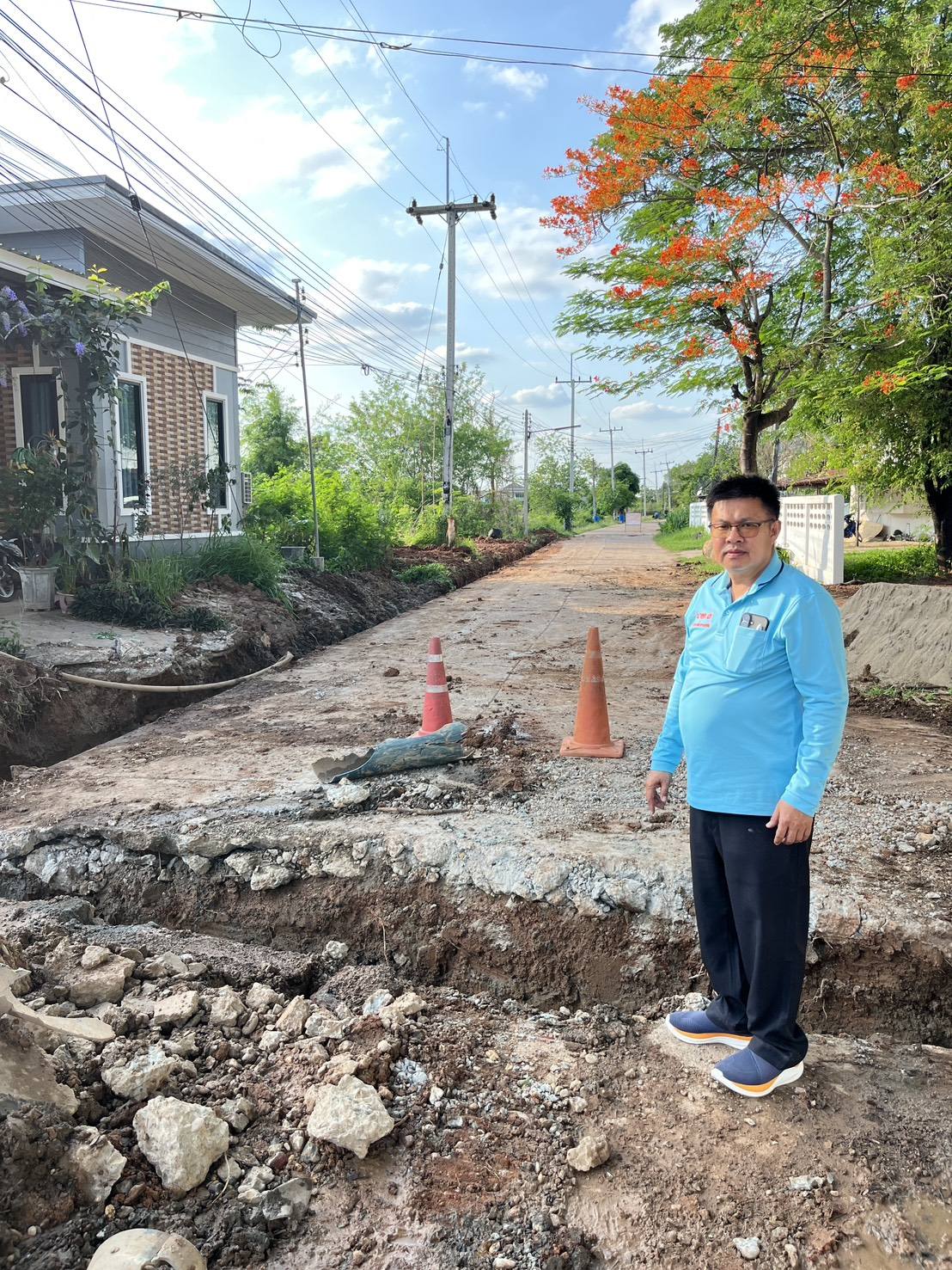 ประชาสัมพันธ์เทศบาลตำบลธาตุพนมใต้ ซ่อมแซมถนนบ้านเกษตรสมบูรณ์ ม.6 ซอยบ้านพักตำรวจ