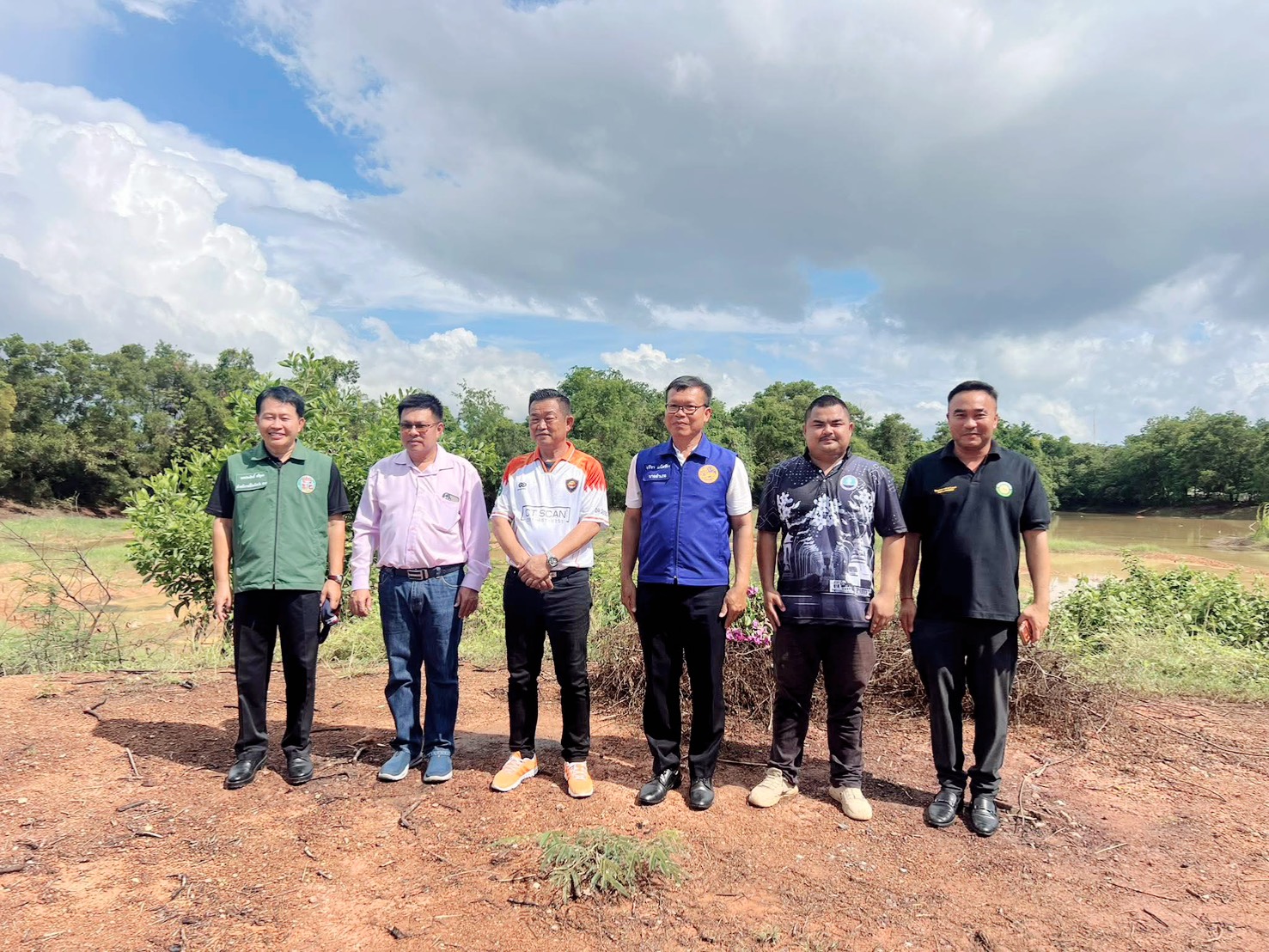 ประชาสัมพันธ์เทศบาลตำบลธาตุพนมใต้ ลงสำรวจพื้นที่ เพื่อสร้างเป็นสนามกีฬาในเร็วๆนี้