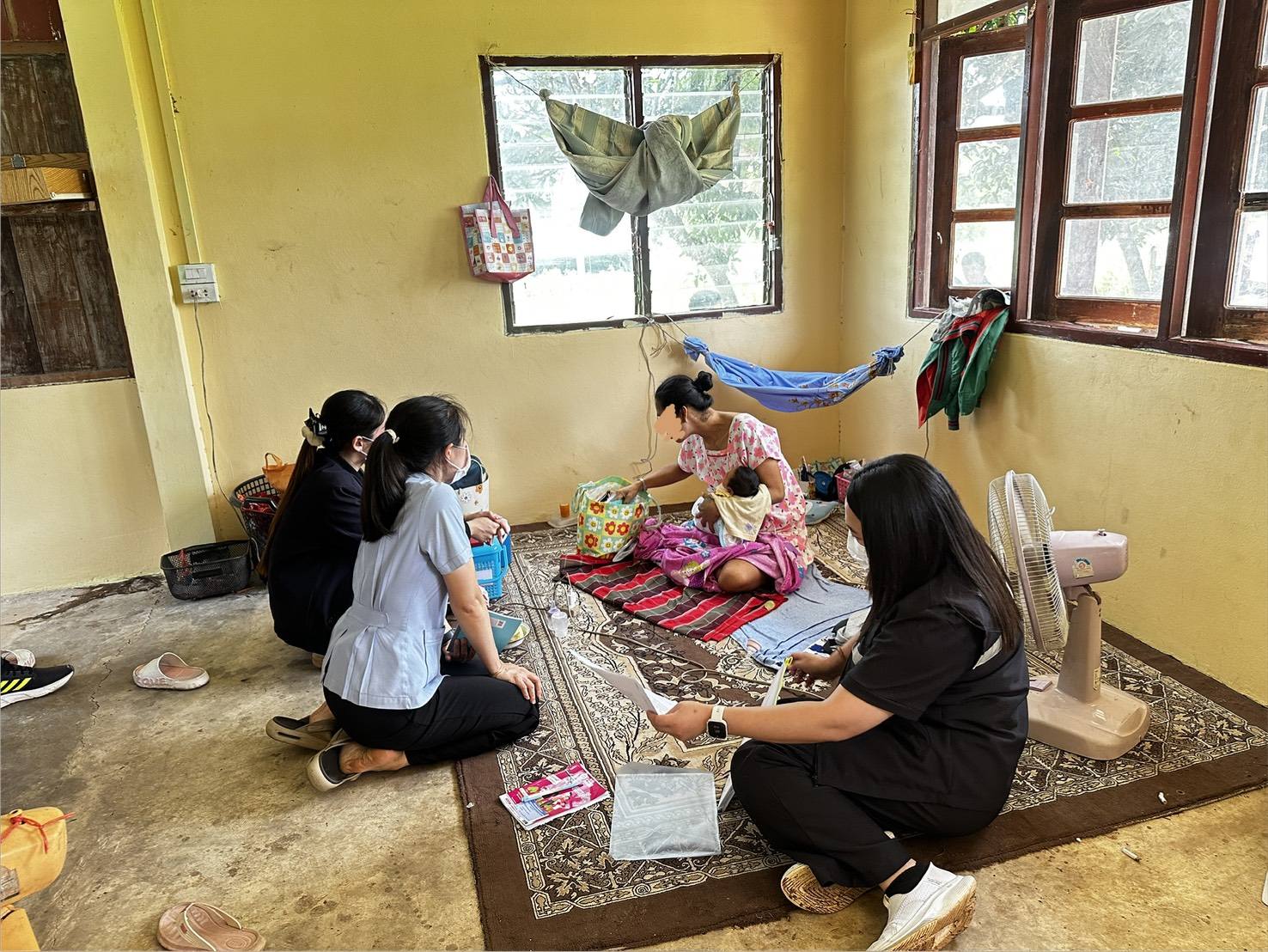 ประชาสัมพันธ์ งานสวัสดิการสังคมและสังคมสงเคราะห์ ร่วมกับทีมสหวิชาชีพโรงพยาบาลสมเด็จ พระยุพราชธาตุพนม เพื่อให้การช่วยเหลือแม่และเด็กหลังคลอดที่ยากไร้