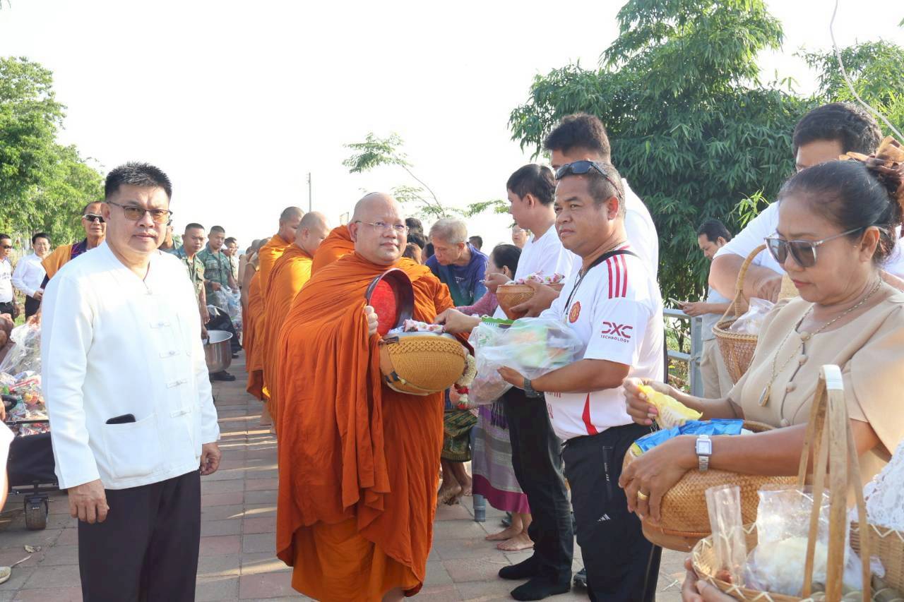 เทศบาลตำบลธาตุพนมใต้ร่วมกันที่ว่าการอำเภอธาตุพนม จัดกิจกรรมทำบุญตักบาตร เพื่อถวายเป็นพุทธบูชา ส่งเสริม ทำนุบำรุง และสืบทอดพระพุทธศาสนา ณ ถนนศรีโคตรบูรณ์ (ด้านหลัง นรข.เขตนครพนม) บ้านโพธิ์ทอง หมู่ 4 ตำบลธาตุพนม อำเภอธาตุพนม จังหวัดนครพนม