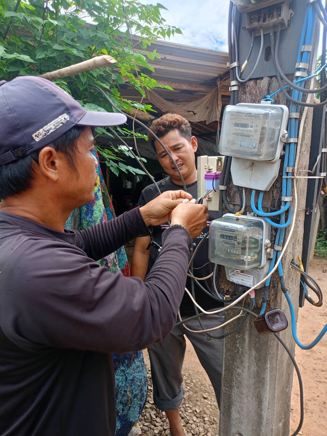 ประชาสัมพันธ์เทศบาลตำบลธาตุพนมใต้ลงพื้นที่งานซ่อมไฟฟ้า บ้านดอนแดง หมูาที่ 8 ,งานซ่อมไฟฟ้าบ้านโคกสว่างหมู่บ้าน13 หลัง และบ้านดงคราม