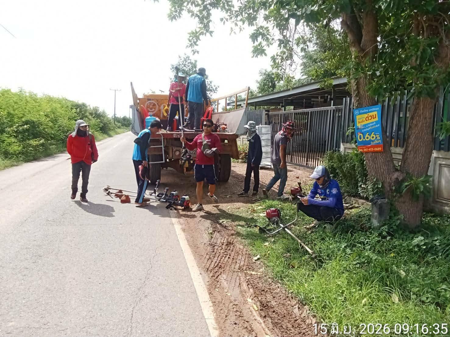 ประชาสัมพันธ์พนักงานกองช่างลงพื้นที่ทำความสะอาด ตัดหญ้าริมถนน เพื่อความสะอาด ปรับภูมิทัศน์ รอบๆให้สวยงาม บ้านดอนกลางทุ่ง หมู่ที่ 9
