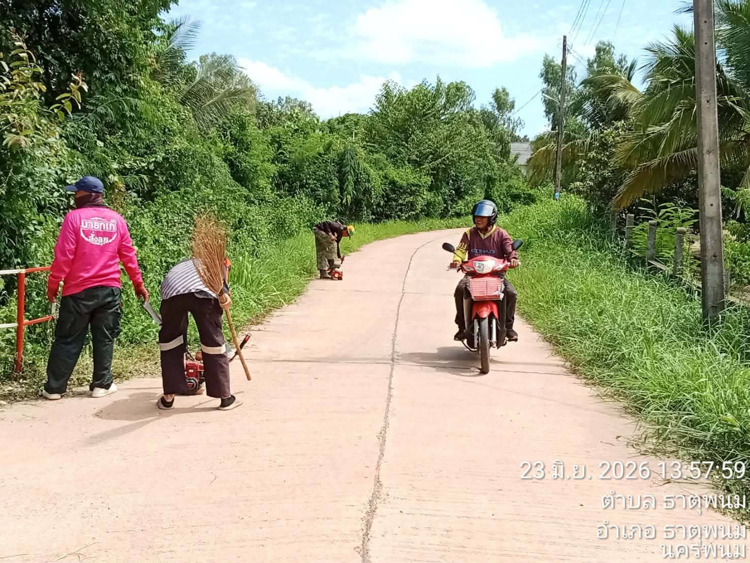 ประชาสัมพันธ์เทศบาลตำบลธาตุพนมใต้ พนักงานกองช่าง ลงพื้นที่บ้านหัวดอนน้อย หมู่ที่ 3 รอบหมู่บ้าน เพื่อปรับภูมิทัศน์ การจัดระเบียบและออกแบบพื้นที่ข้างทาง