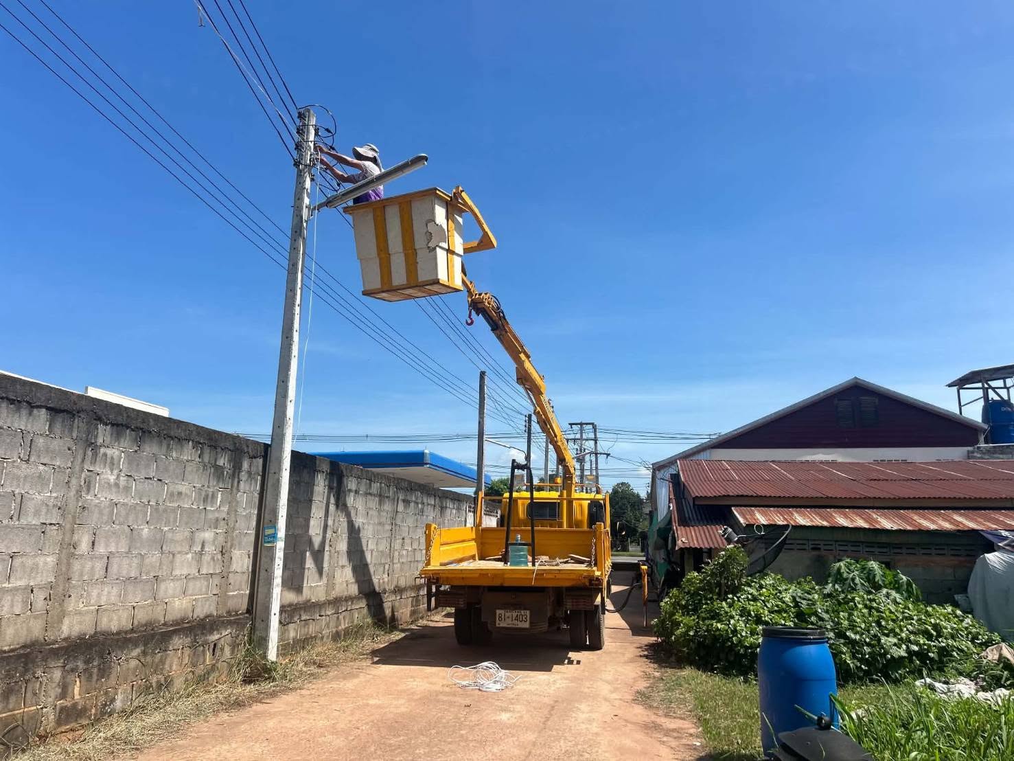 ประชาสัมพันธ์เทศบาลตำบลธาตุพนมใต้พนักงานช่างไฟฟ้า ลงพื้นที่งานซ่อมไฟฟ้าบ้านหัวดอนน้อย หมู่ที่ 3