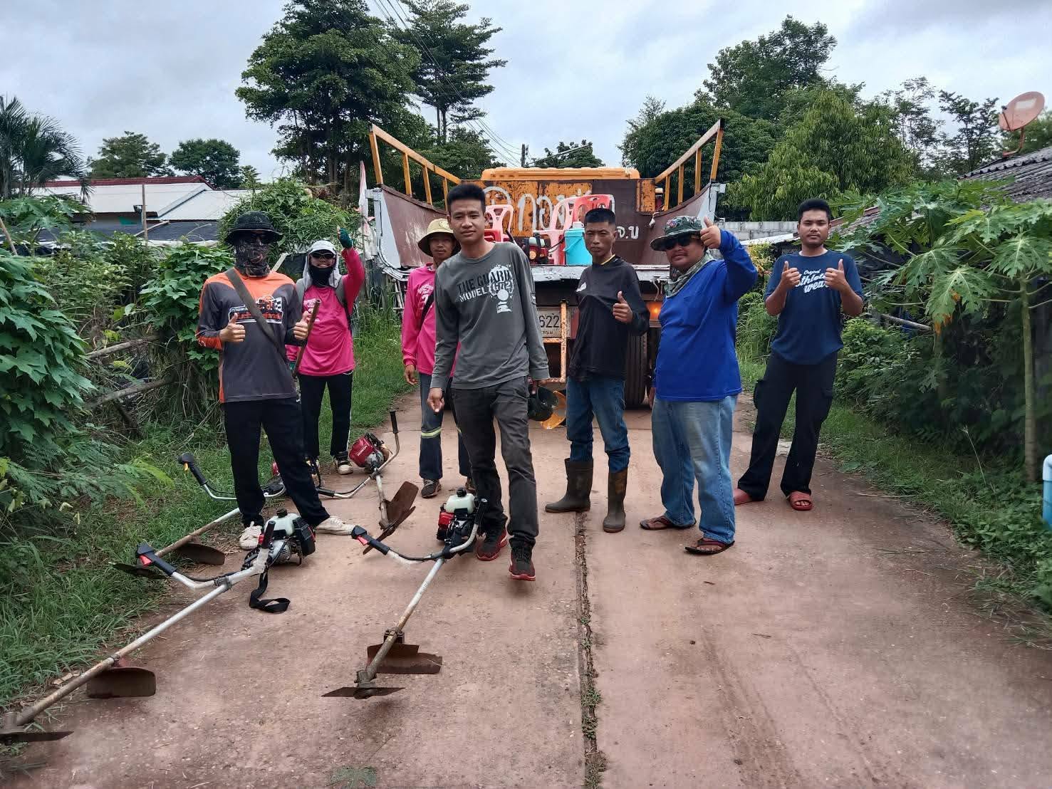 พนักงานกองช่างเทศบาลตำบลธาตุพนมใต้ ลงพื้นที่บ้านดอนแดง หมู่ที่ 8 เพื่อปรับภูมิทัศน์ การจัดระเบียบและออกแบบพื้นที่ข้างทาง