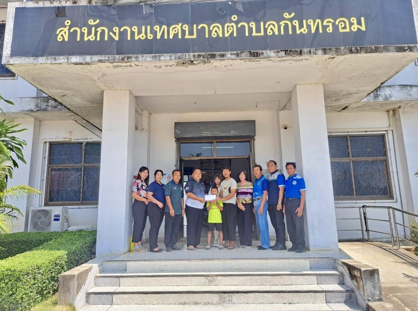 วันที่ 10 เมษายน 2569 มอบเงินช่วยเหลือ ให้แก่ นายอนุสรณ์ สุพงษ์ ประชาชน บ้านกันทรอมใต้ หมู่ที่ 4 ผู้ประสบเหตุอัคคีภัย
